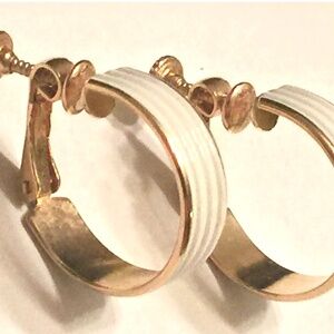 VTG NAPIER White Enameled Screw Back Clip On Earrings~ Shiny Gold Tone Ridged